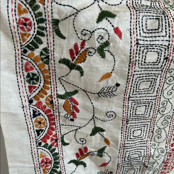 Embroidered Silk Scarf Hand-Made Stunning Silk Flora Shawl/Wrap 74" x 21" - Picture 5 of 10